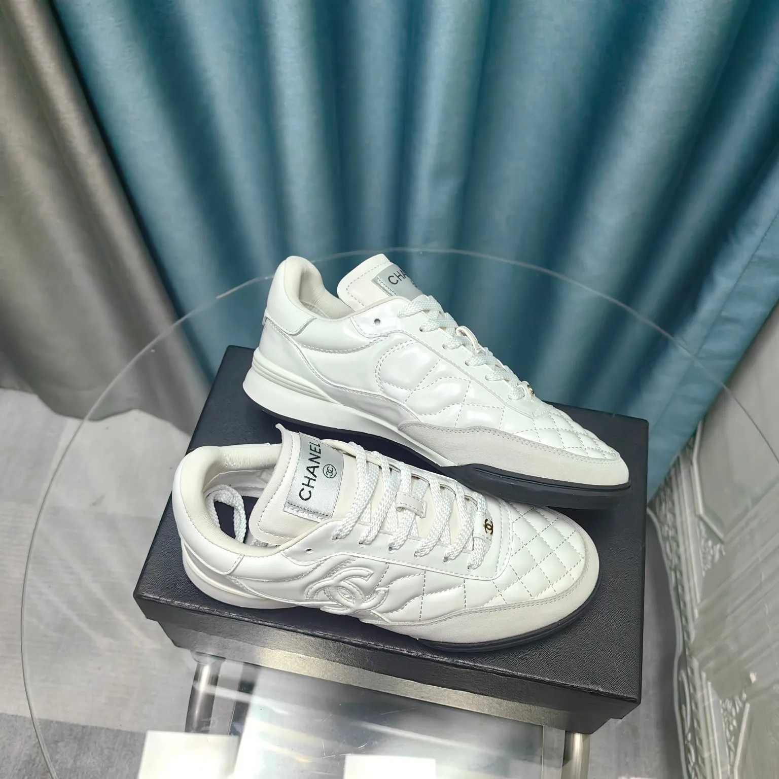 👟👟Ex-factory price 520👟👟 Chanel Chanel - 2024 counter top casual sports shoes This classic design; the upper is electro-embroidered with a variety of techniques; the outsole is fashionable and sporty; it is unusual to incorporate a variety of color matching elements... The diversified mix and match is very beautiful and versatile, casual, fashionable, sports and outdoor can be taken into account... ꫛꫀꪝ Go➫ Material: ❶Upper made of: Original imported mixed-breed sheep ❷Inside made of: original imported breathable sheepskin ❸Outsole based on: original TPU outsole Full set of boutique packaging for women 35–41